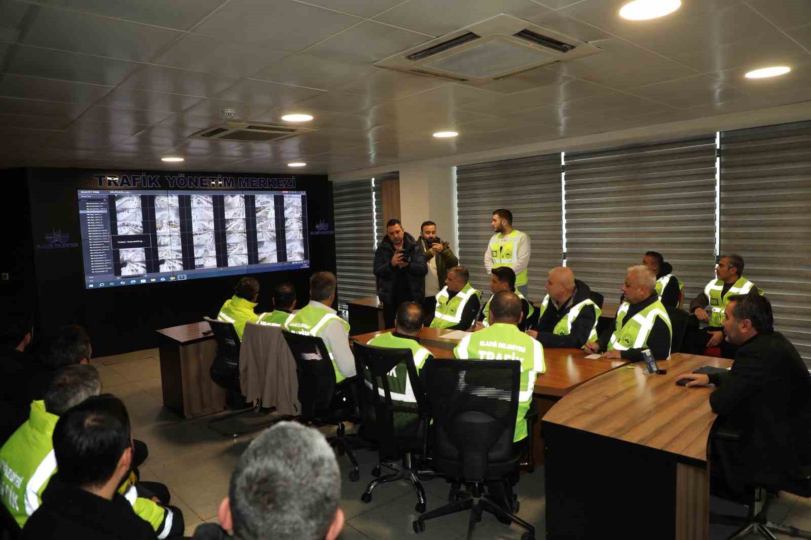 Başkan Şerifoğulları, karla mücadele çalışmalarını inceledi
