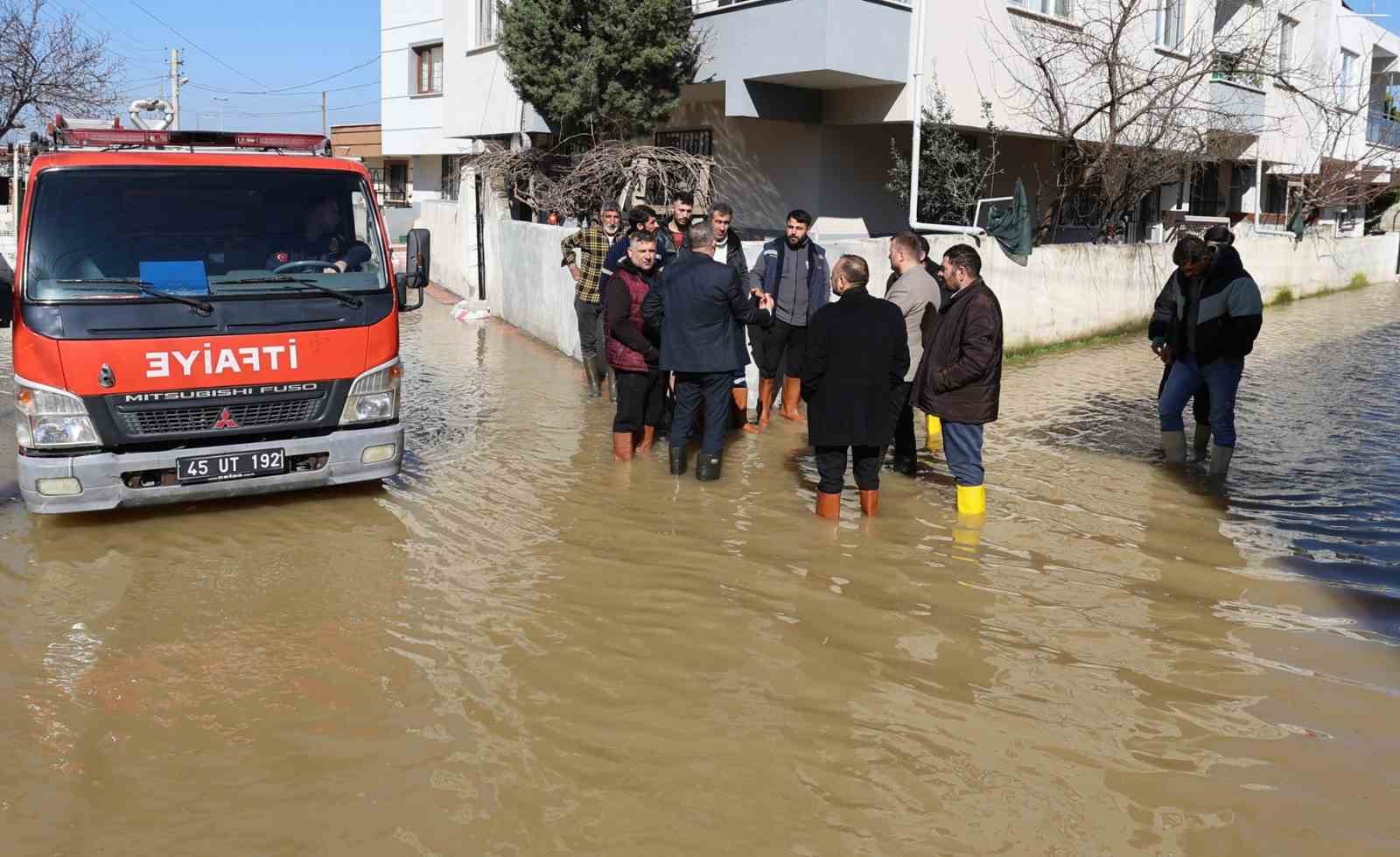Başkan Şimşek çizmeleri giydi, su baskınının yaşandığı sokakta inceleme yaptı
