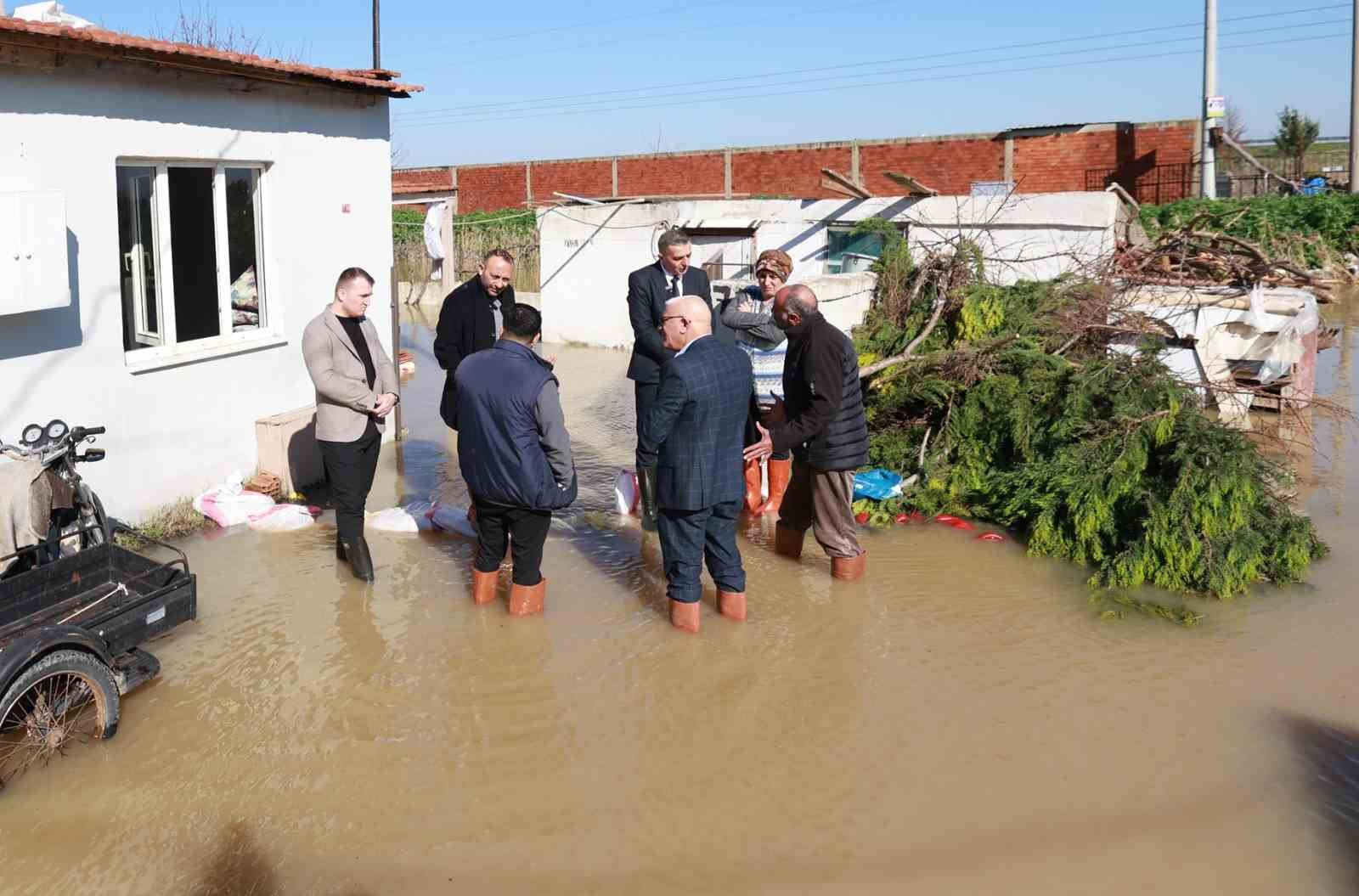 Başkan Şimşek çizmeleri giydi, su baskınının yaşandığı sokakta inceleme yaptı
