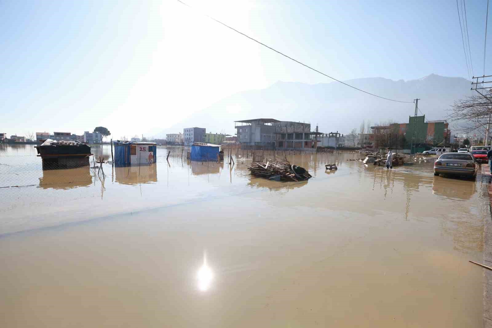 Başkan Şimşek çizmeleri giydi, su baskınının yaşandığı sokakta inceleme yaptı
