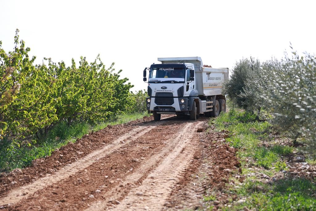 Başkan Şimşek ova yolu çalışmalarını sahada inceledi
