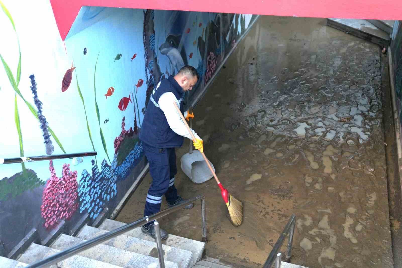 Başkan Şimşek yağıştan etkilenen mahallelerde incelemelerde bulundu
