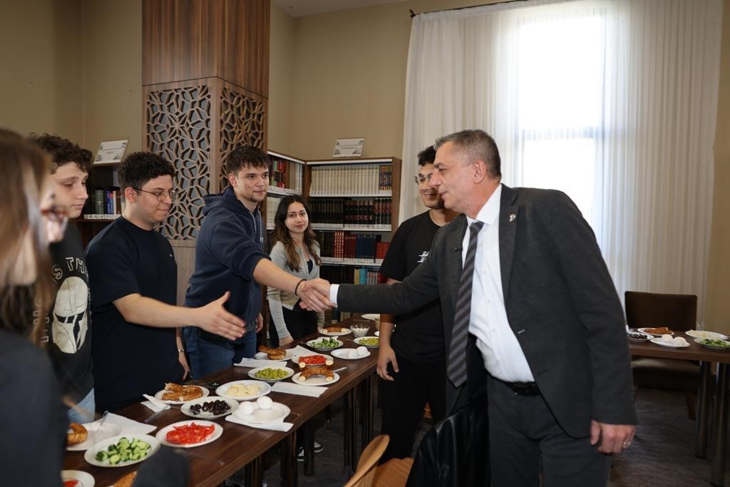 Başkan Şimşek, YKS’ye hazırlanan gençlerle kahvaltıda buluştu

