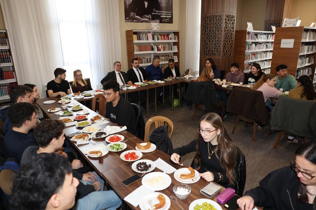 Başkan Şimşek, YKS’ye hazırlanan gençlerle kahvaltıda buluştu
