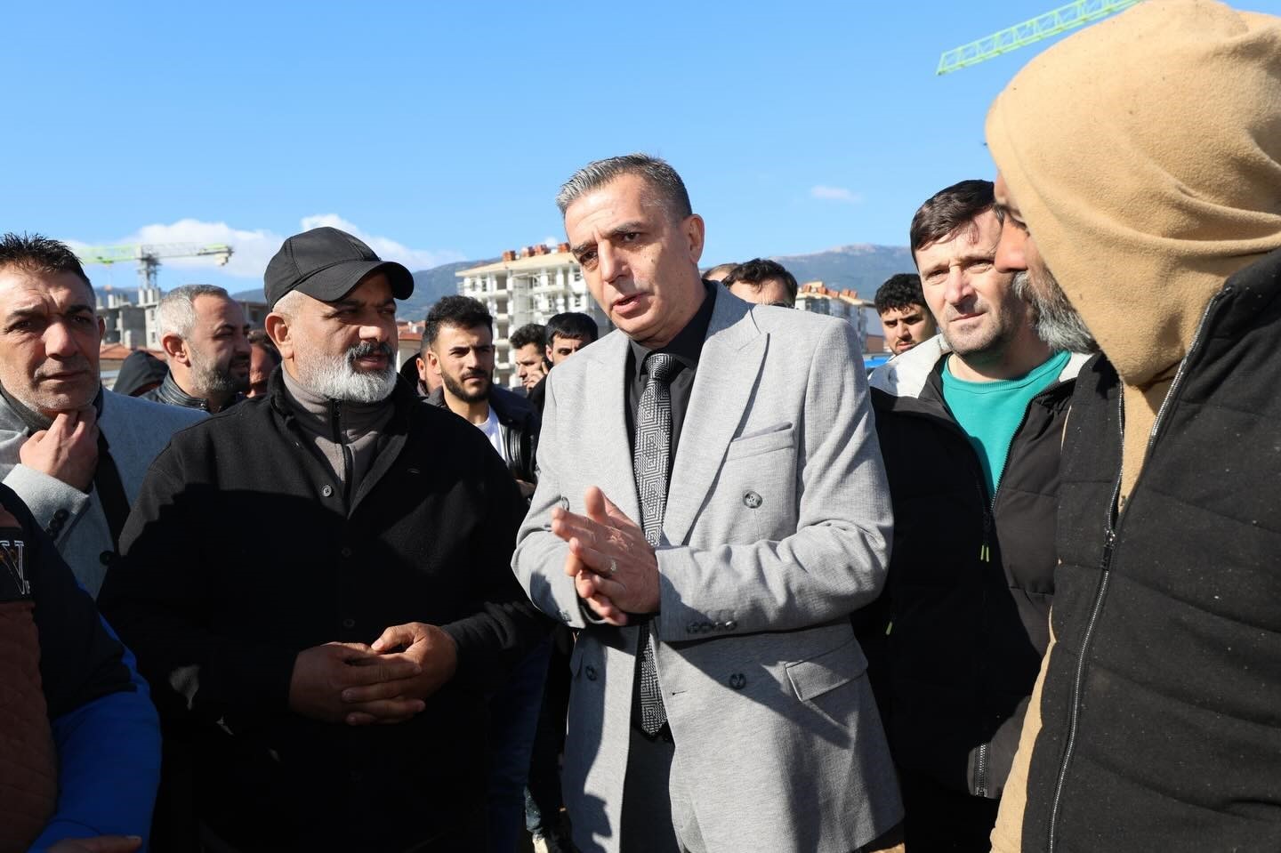 Başkan Şimşek’ten yangın çıkan TOKİ şantiyesinde inceleme
