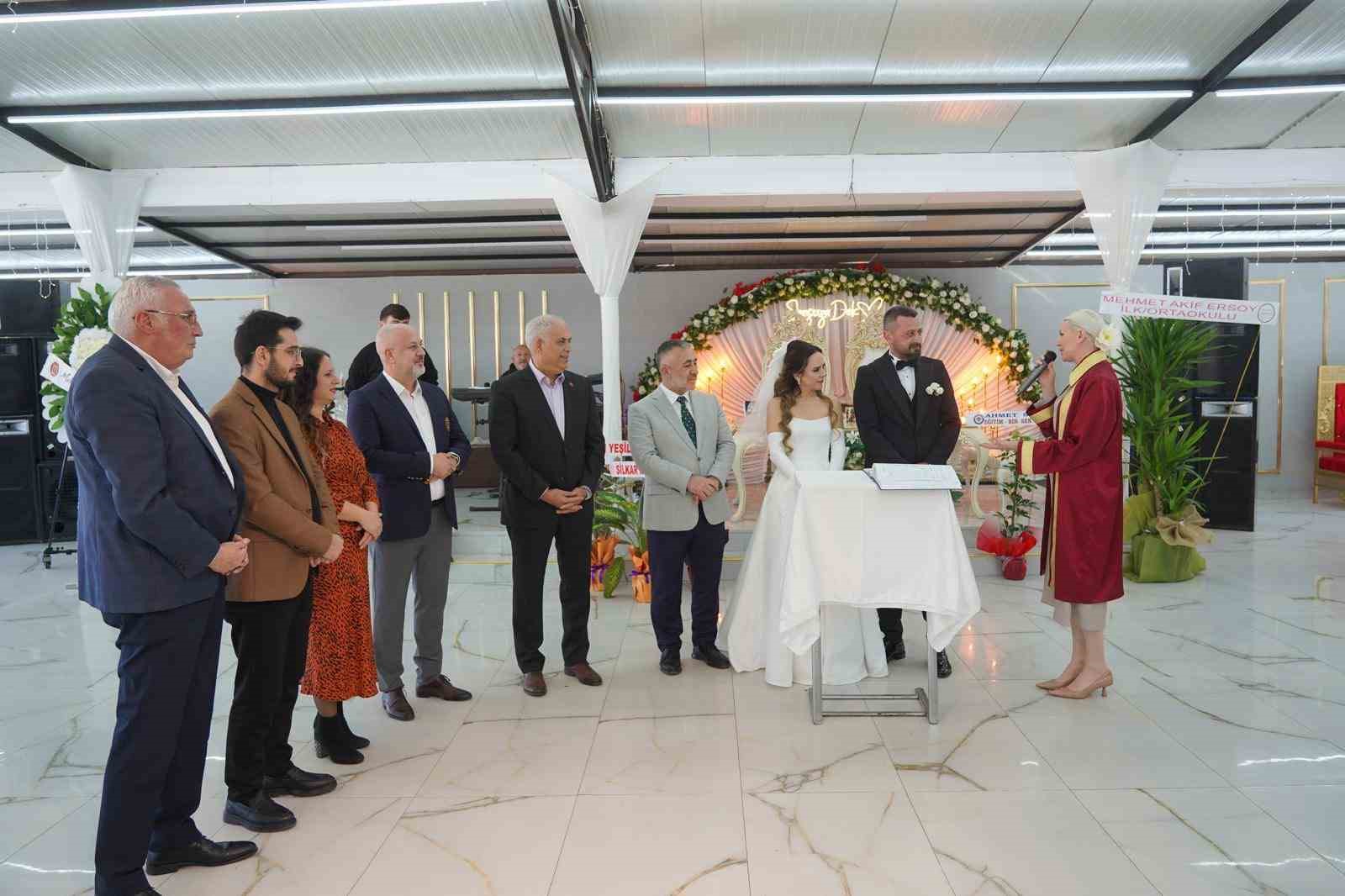 Başkan Subaşı genç çiftin nikahını kıyarak, bir ömür boyu mutluluklar diledi
