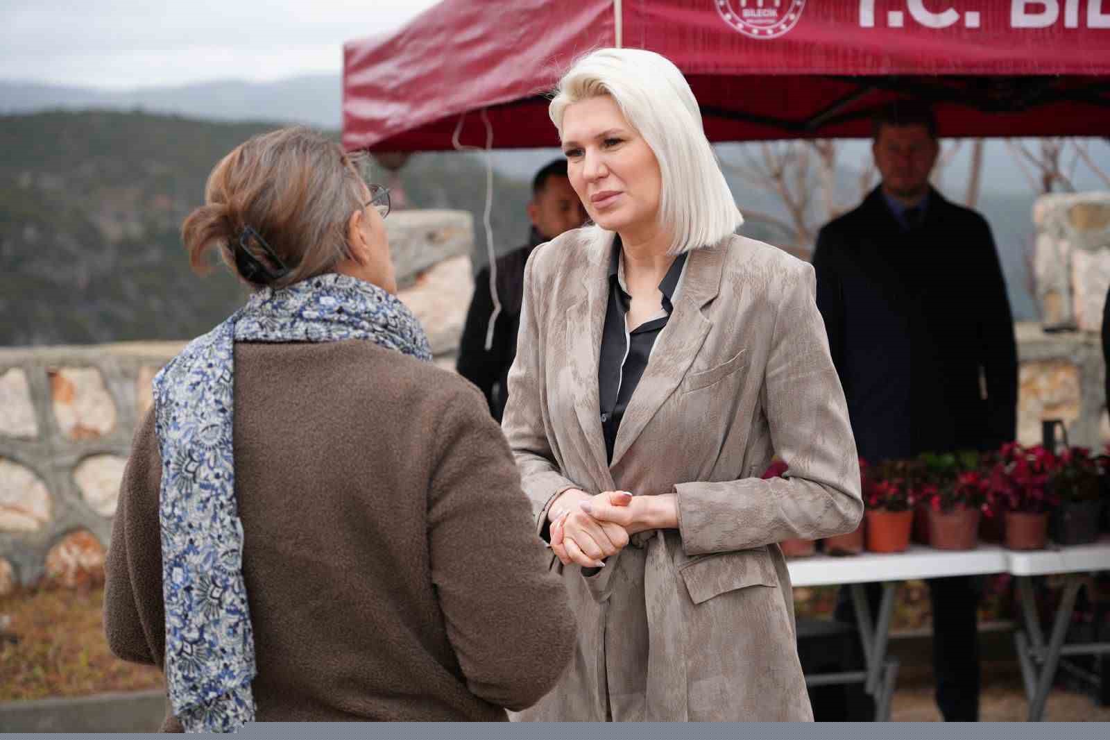 Başkan Subaşı, mezarlık ziyaretinde vatandaşlara çiçek dağıttı
