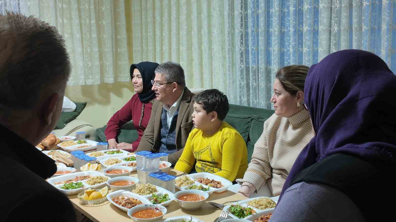 Başkan Subaşıoğlu, Ramazan’ın bereketini gönül sofralarında paylaşıyor
Başkan Subaşıoğlu, Ramazan’ın bereketini gönül sofralarında paylaşıyor