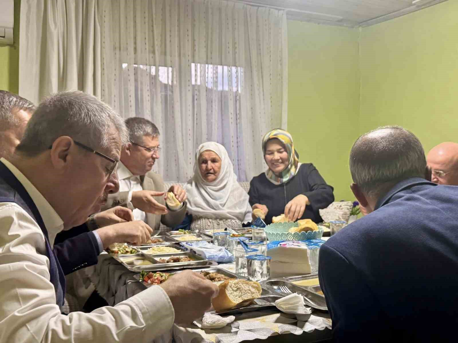 Başkan Subaşıoğlu, Ramazan’ın bereketini gönül sofralarında paylaşıyor
Başkan Subaşıoğlu, Ramazan’ın bereketini gönül sofralarında paylaşıyor