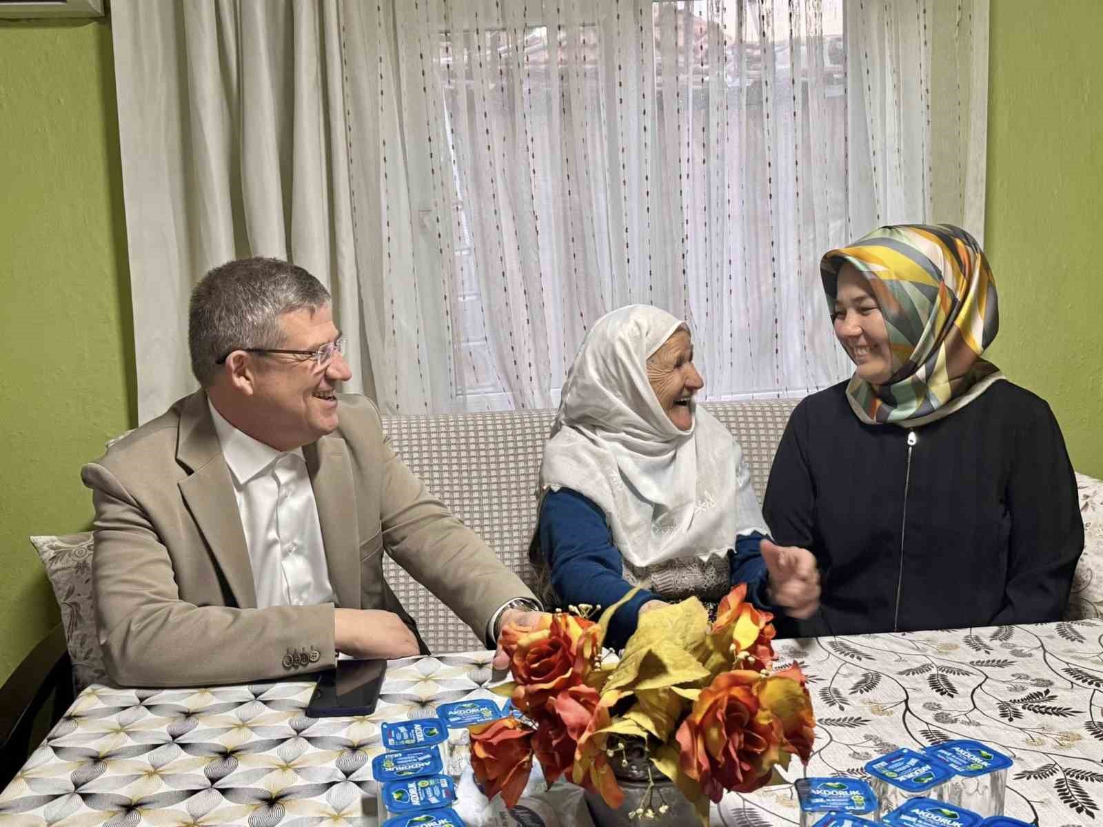 Başkan Subaşıoğlu, Ramazan’ın bereketini gönül sofralarında paylaşıyor
Başkan Subaşıoğlu, Ramazan’ın bereketini gönül sofralarında paylaşıyor