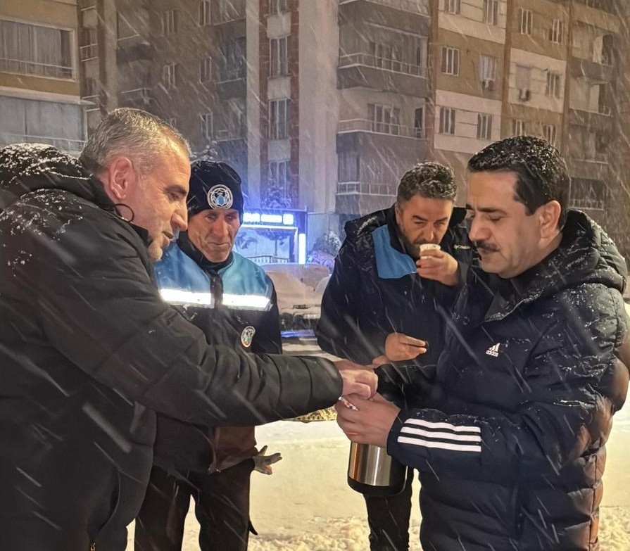 Başkan Taşkın gece boyu kar mesaisini sahada takip etti
