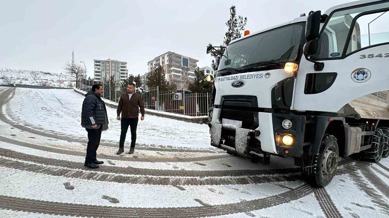 Başkan Taşkın, karla mücadele çalışmalarını sahada inceledi

