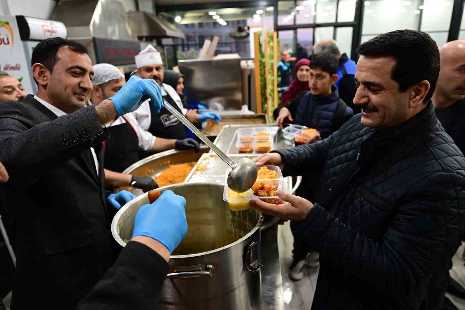 Başkan Taşkın vatandaşlarla iftar sofrasında buluştu
