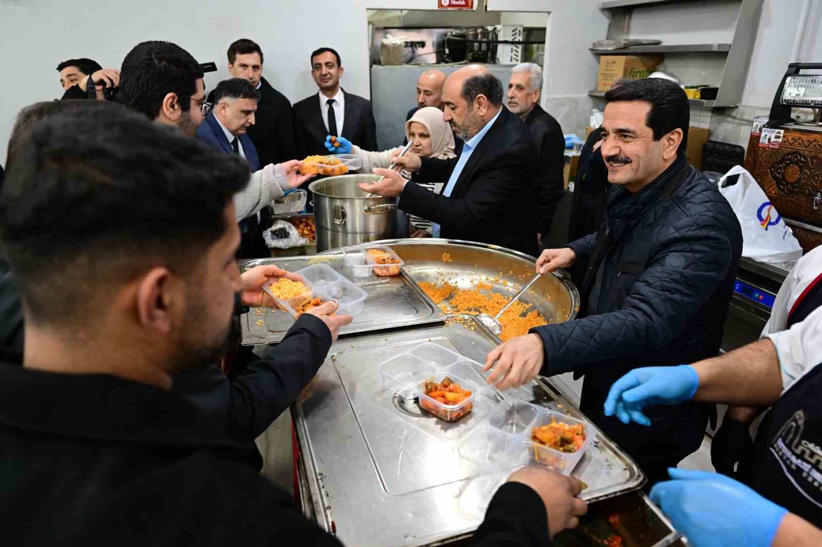 Başkan Taşkın vatandaşlarla iftar sofrasında buluştu
