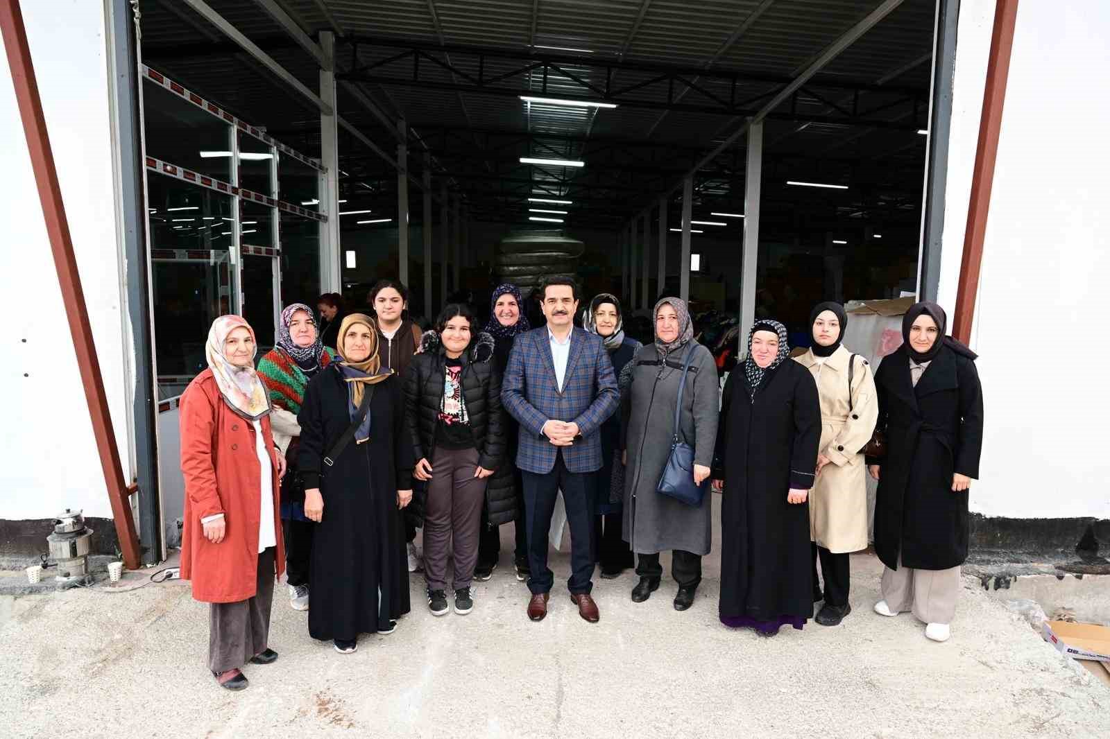 Başkan Taşkın yardım malzemeleri tasnifine eşlik etti
