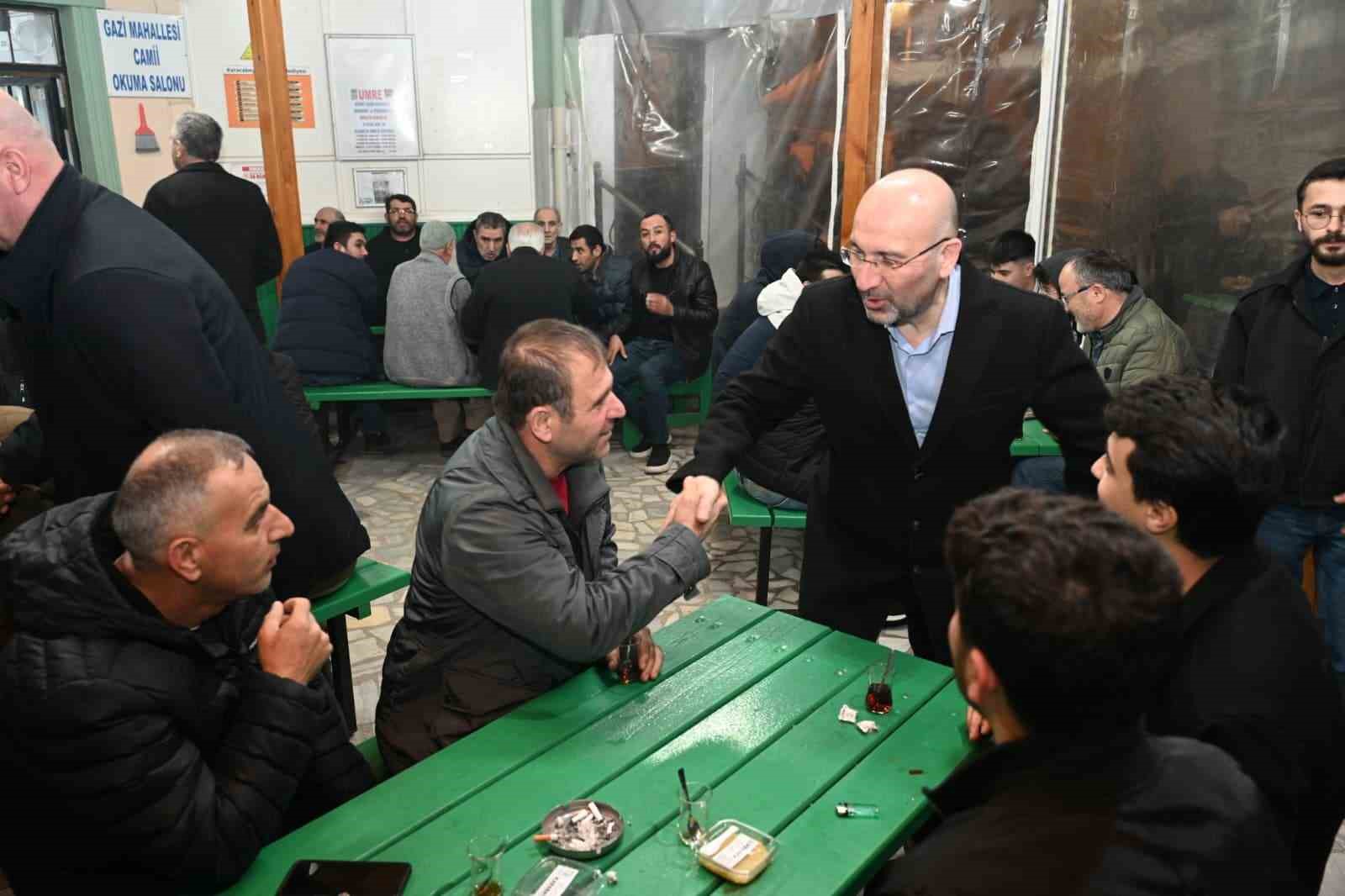 Başkan teravih sonrası vatandaşlarla buluştu
