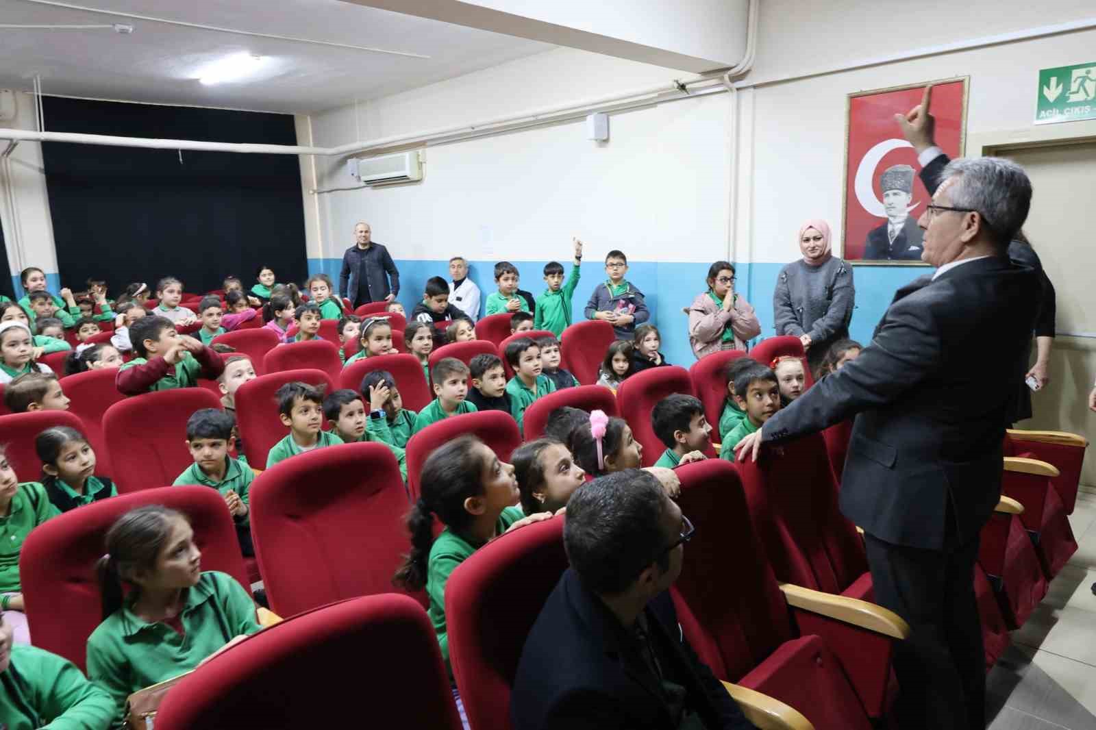 Başkan Tetik öğrencilere belediyeciliği anlattı
Başkan Tetik öğrencilere belediyeciliği anlattı