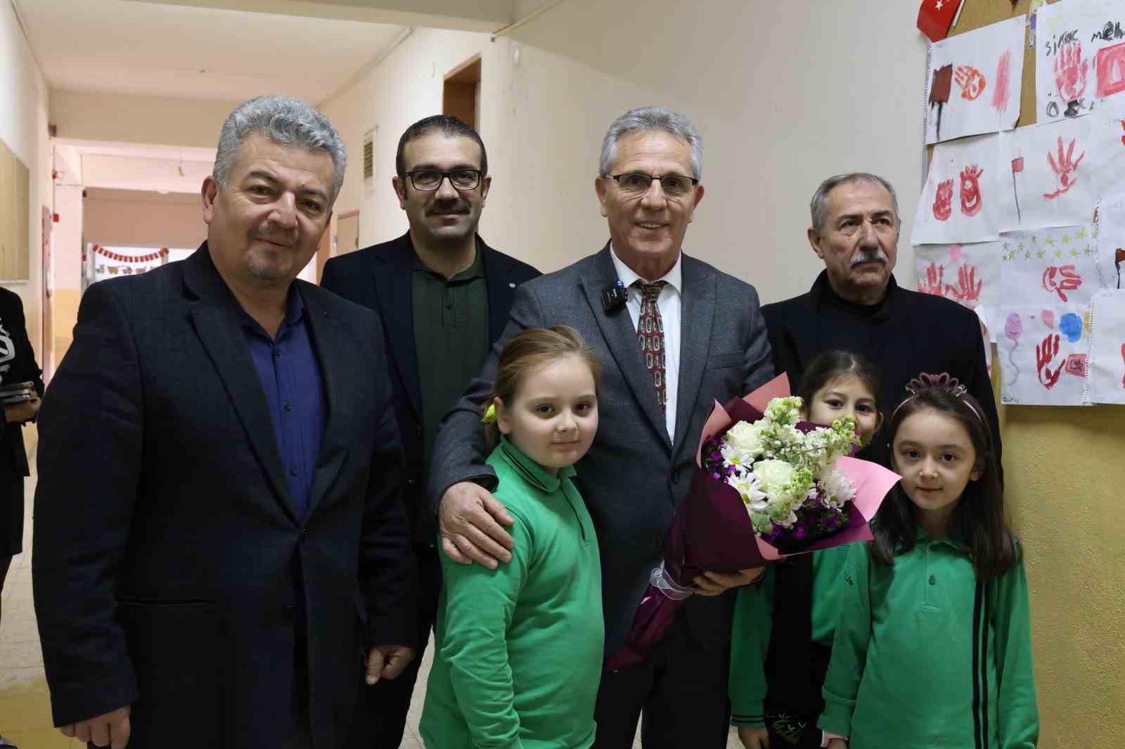 Başkan Tetik öğrencilere belediyeciliği anlattı
Başkan Tetik öğrencilere belediyeciliği anlattı