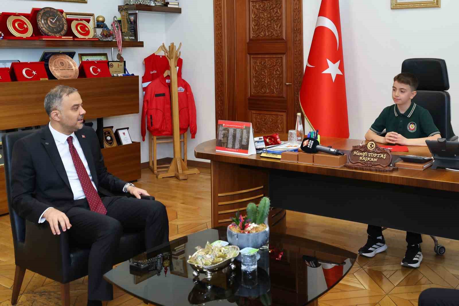 Başkan Toptaş, 23 Nisan’da koltuğunu minik Halil’e devretti
