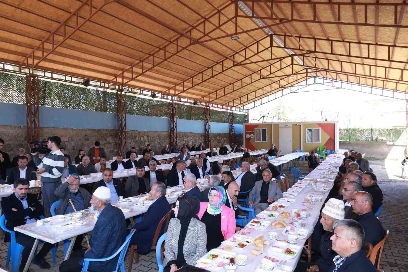 Başkan Toptaş: "Muhtarlarımızdan gelen her talep, bizim için bir görevdir"
Başkan Toptaş: "Muhtarlarımızdan gelen her talep, bizim için bir görevdir"