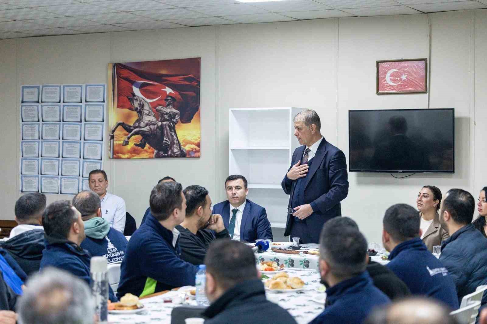 Başkan Tugay, mesaiye emekçi ile başladı
