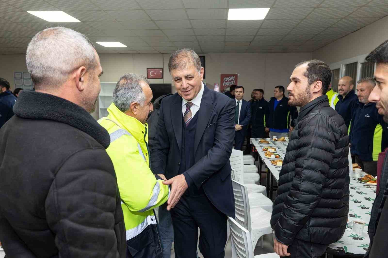 Başkan Tugay, mesaiye emekçi ile başladı
