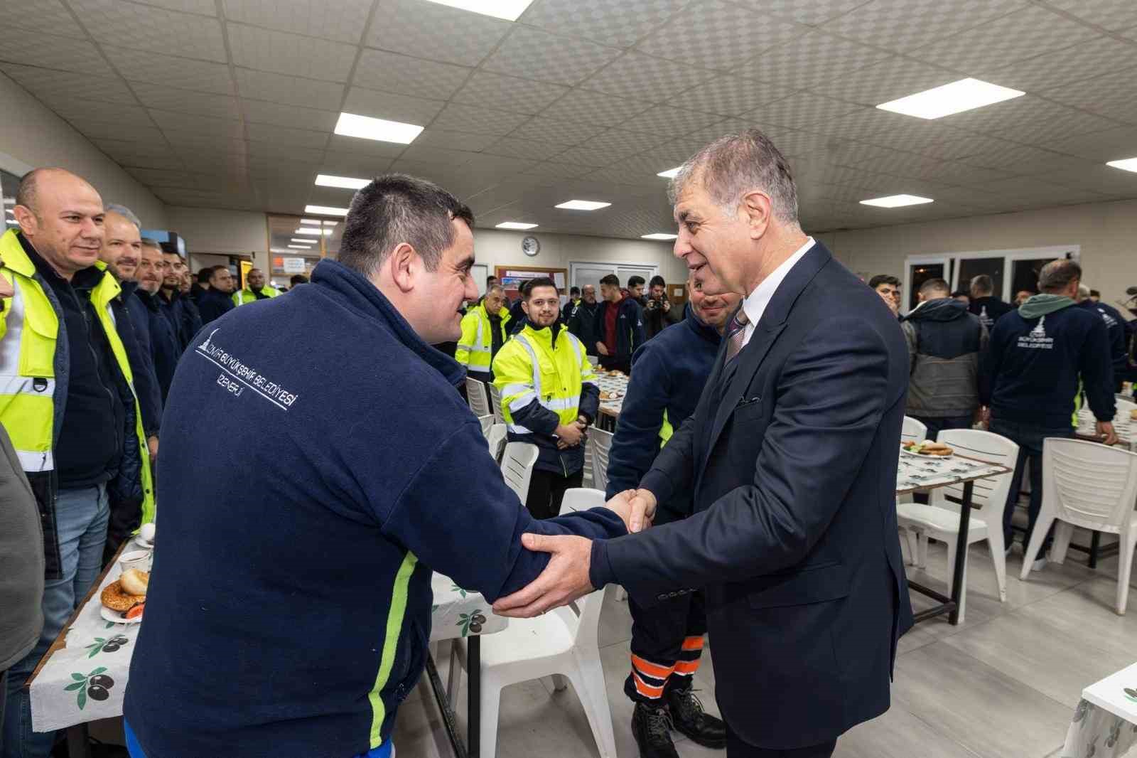 Başkan Tugay, mesaiye emekçi ile başladı
