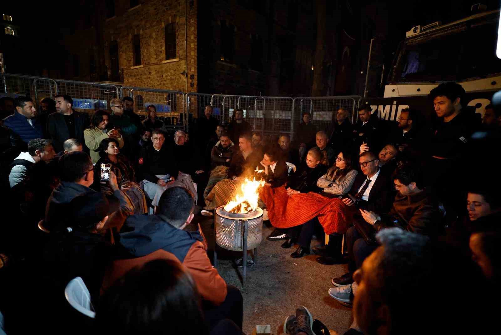 Başkan Tugay, Meslek Fabrikası önünde sabahladı
