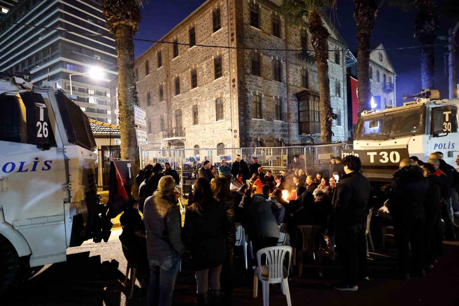 Başkan Tugay, Meslek Fabrikası önünde sabahladı
