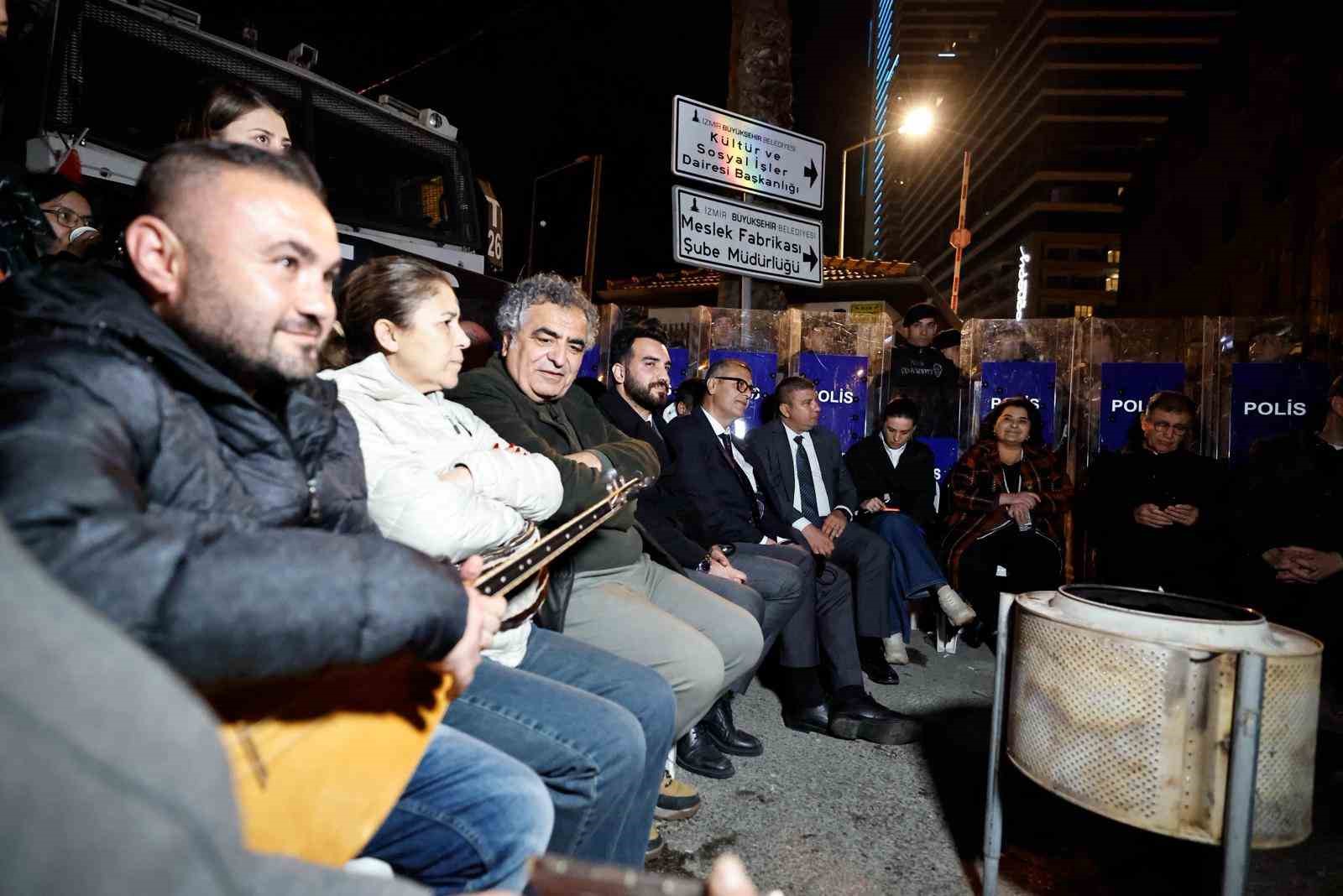 Başkan Tugay, Meslek Fabrikası önünde sabahladı
