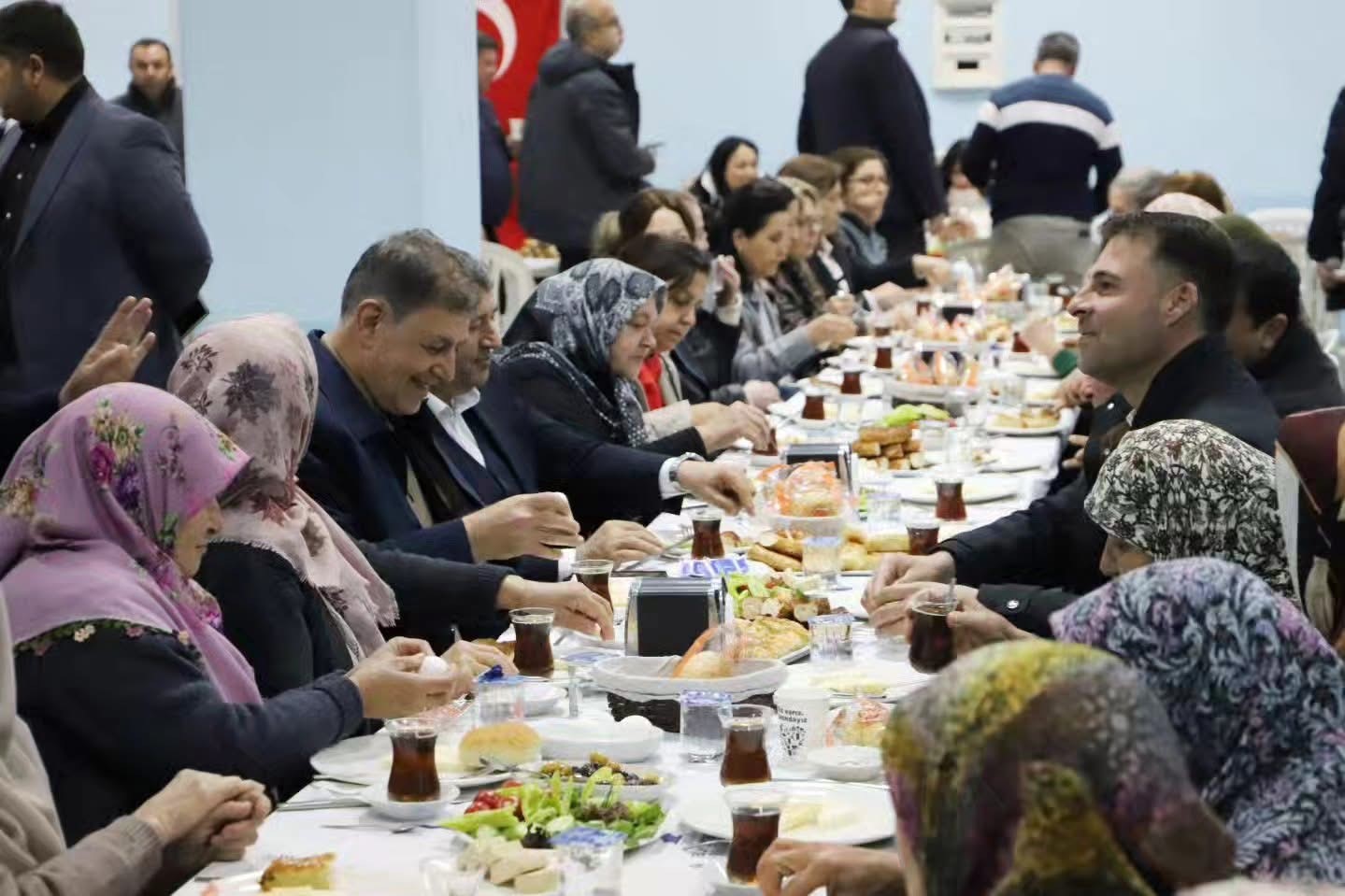 Başkan Tugay, sahur sofrasına konuk oldu

