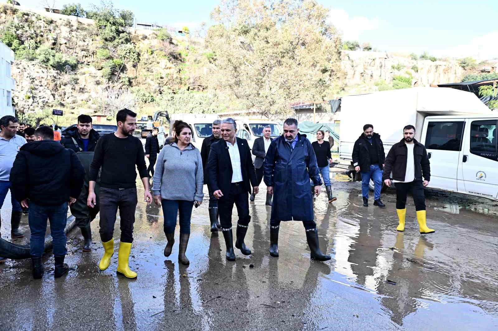 Başkan Uysal: "Yoğun yağış bazı teknik aksaklıklarla birleşince sel ve su baskınlarına neden oldu"
