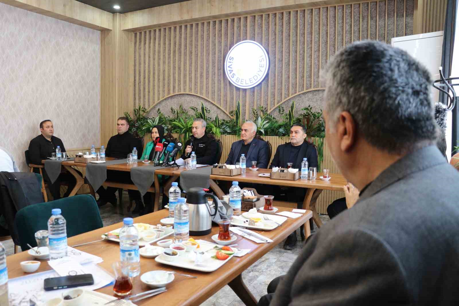 Başkan Uzun: "Sivas’tan Yunanistan sınırına kadar alanda karla mücadele ettik"
Başkan Uzun: "Sivas’tan Yunanistan sınırına kadar alanda karla mücadele ettik"