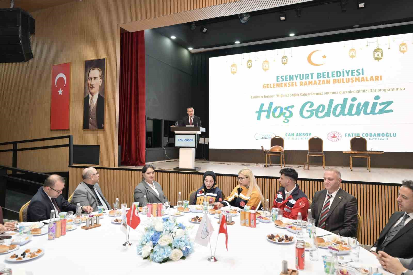 Başkan Vekili Aksoy, sağlık çalışanlarıyla iftarda buluştu
