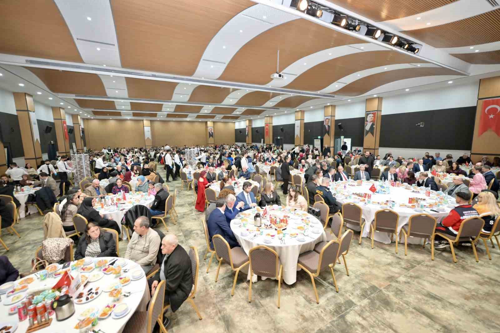 Başkan Vekili Aksoy, sağlık çalışanlarıyla iftarda buluştu
