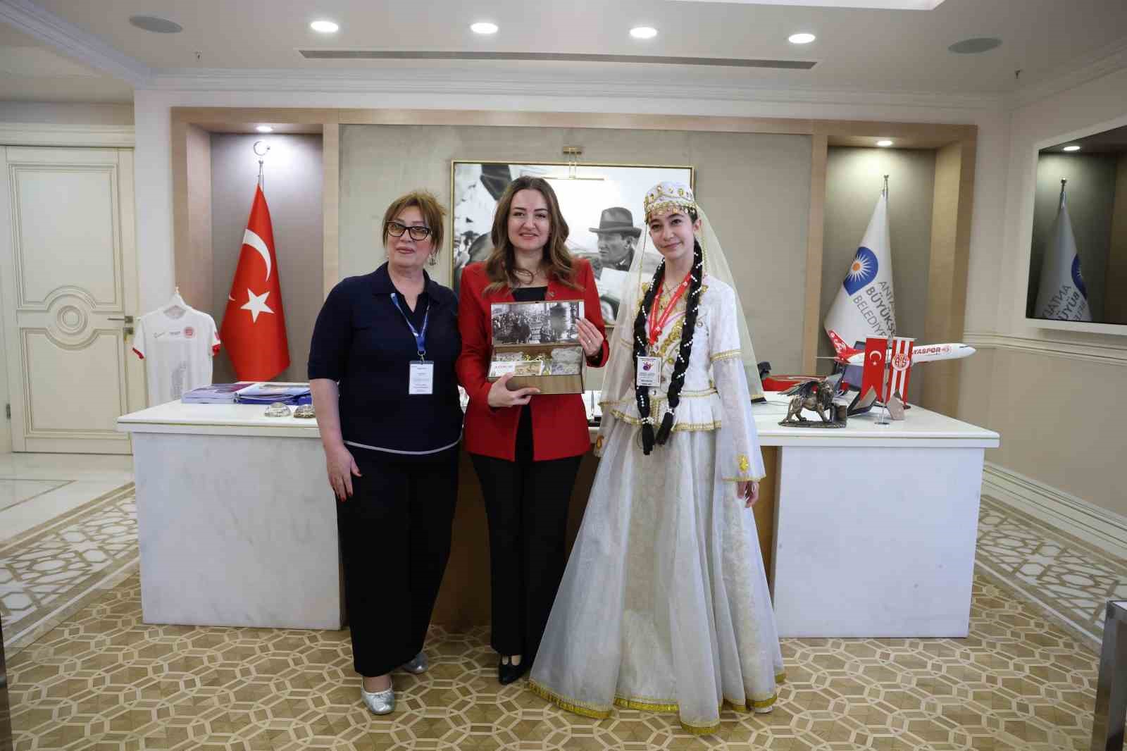 Başkan Vekili Büşra Özdemir dünya çocuklarını ağırladı
