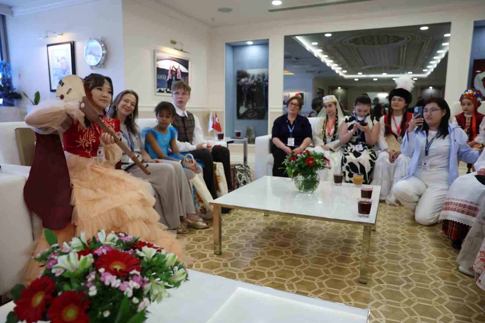 Başkan Vekili Büşra Özdemir dünya çocuklarını ağırladı
