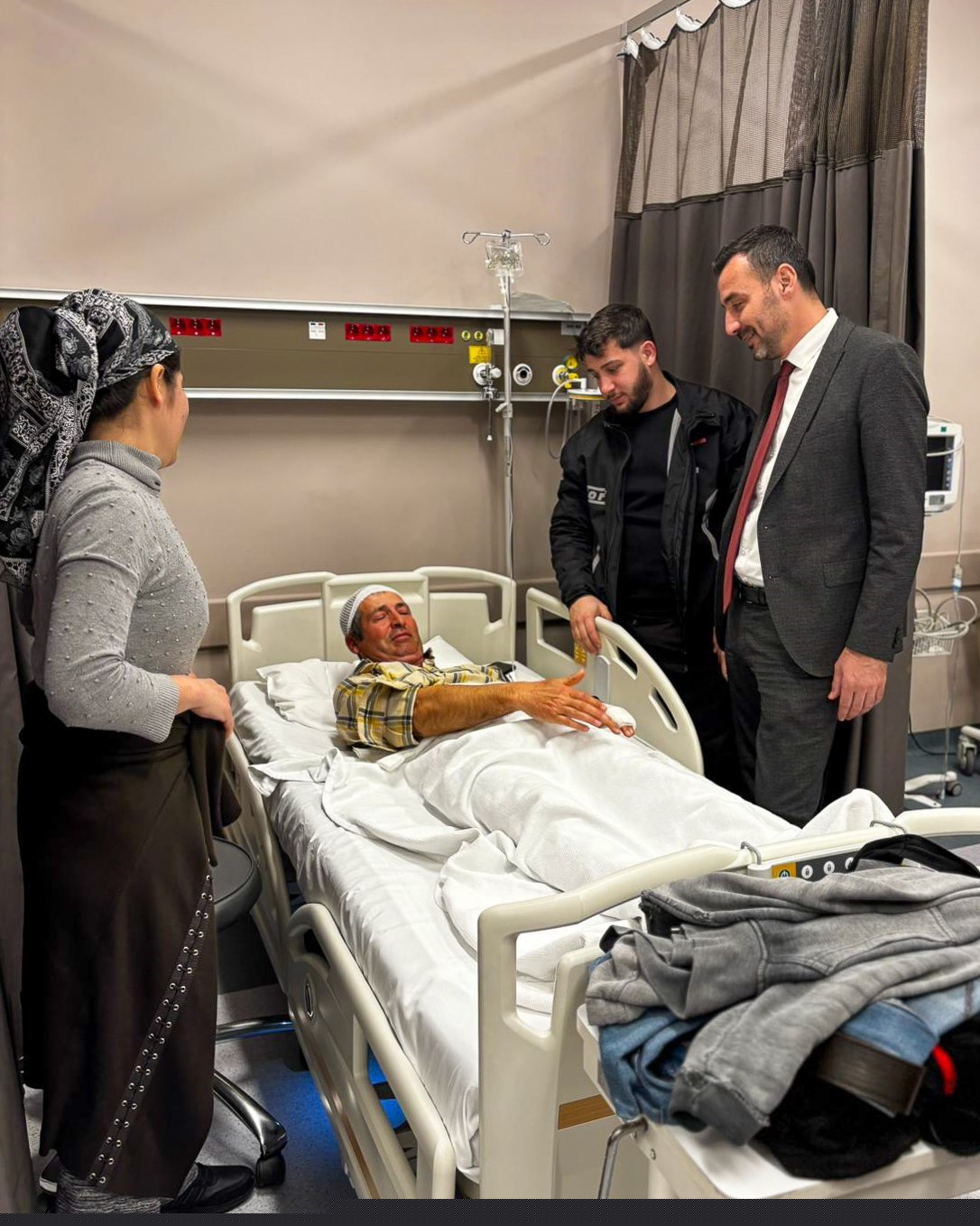 Başkan Vekili Çiçek, hastaneye giderek kazada yaralanan personelin durumu hakkında bilgi aldı
