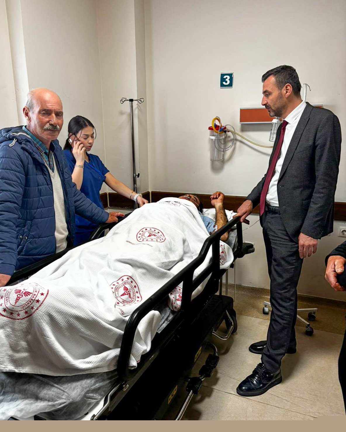 Başkan Vekili Çiçek, hastaneye giderek kazada yaralanan personelin durumu hakkında bilgi aldı
