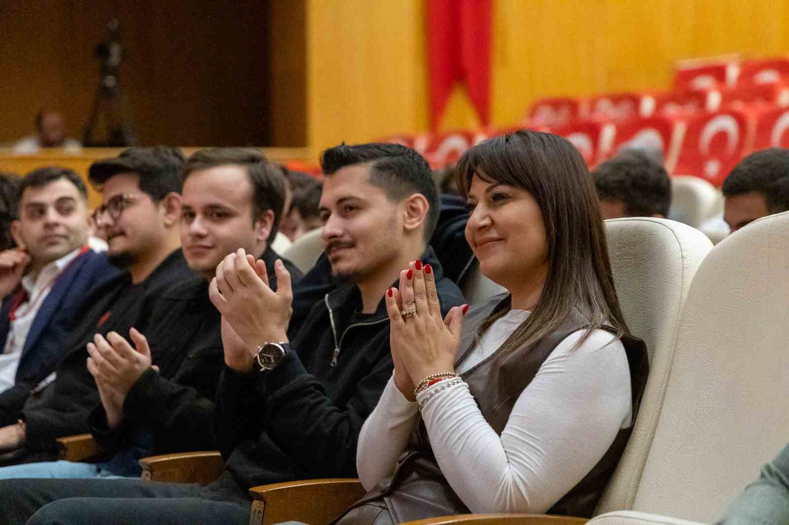 Başkan vekili Çiçek: "Mikrofon Gençlikte" programının ilk konuğu oldu
