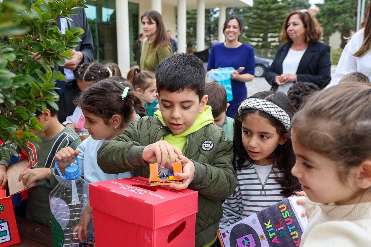 Başkan Vekili Çiçek miniklerle birlikte atık pil topladı
