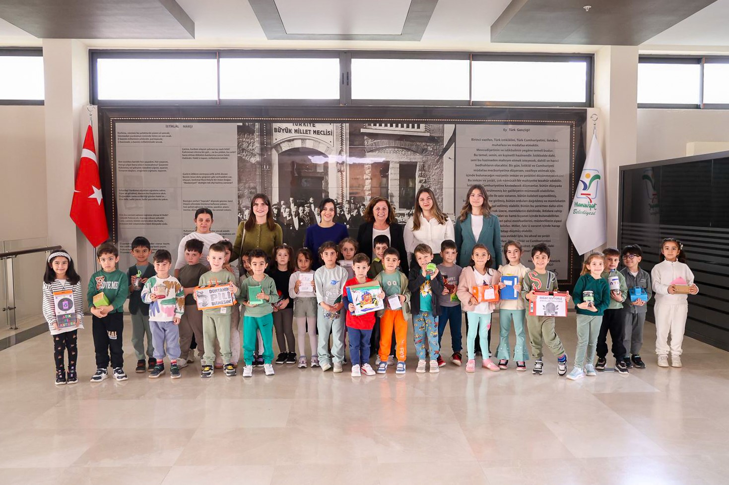 Başkan Vekili Çiçek miniklerle birlikte atık pil topladı
