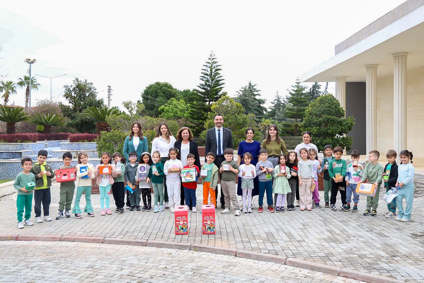 Başkan Vekili Çiçek miniklerle birlikte atık pil topladı
