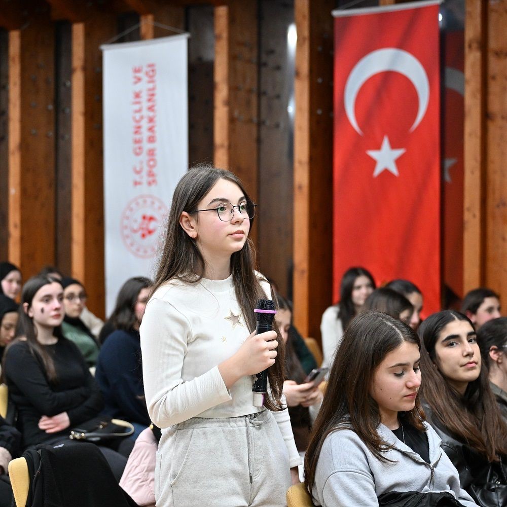 Başkan Vekili Karadeniz, "Gençlik Kampları" programında öğrencilerin sorularını yanıtladı
