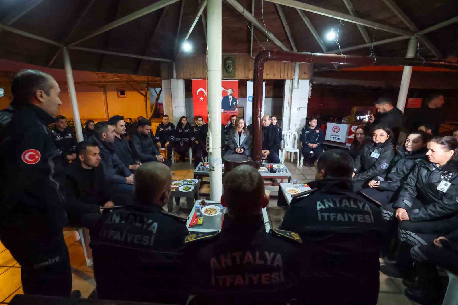 Başkan Vekili Özdemir, 2026 yılını itfaiye personeli ile karşıladı
