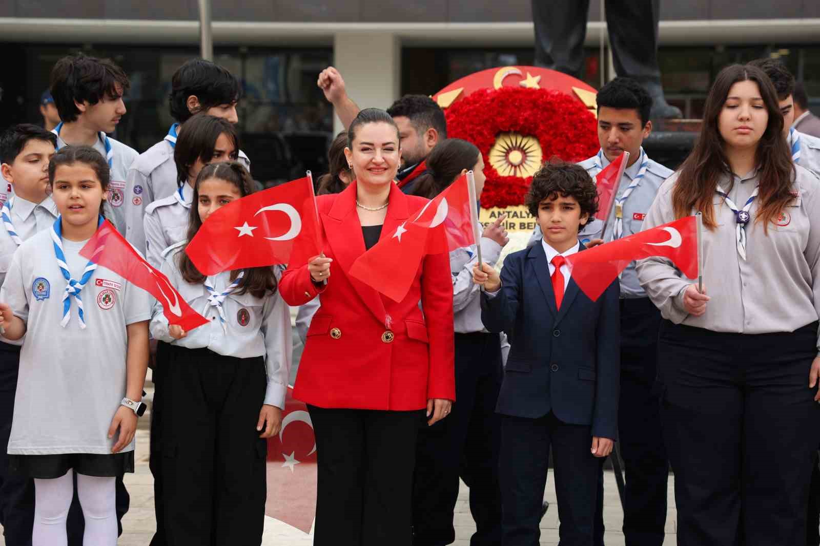 Başkan Vekili Özdemir, koltuğunu çocuk başkana devretti
