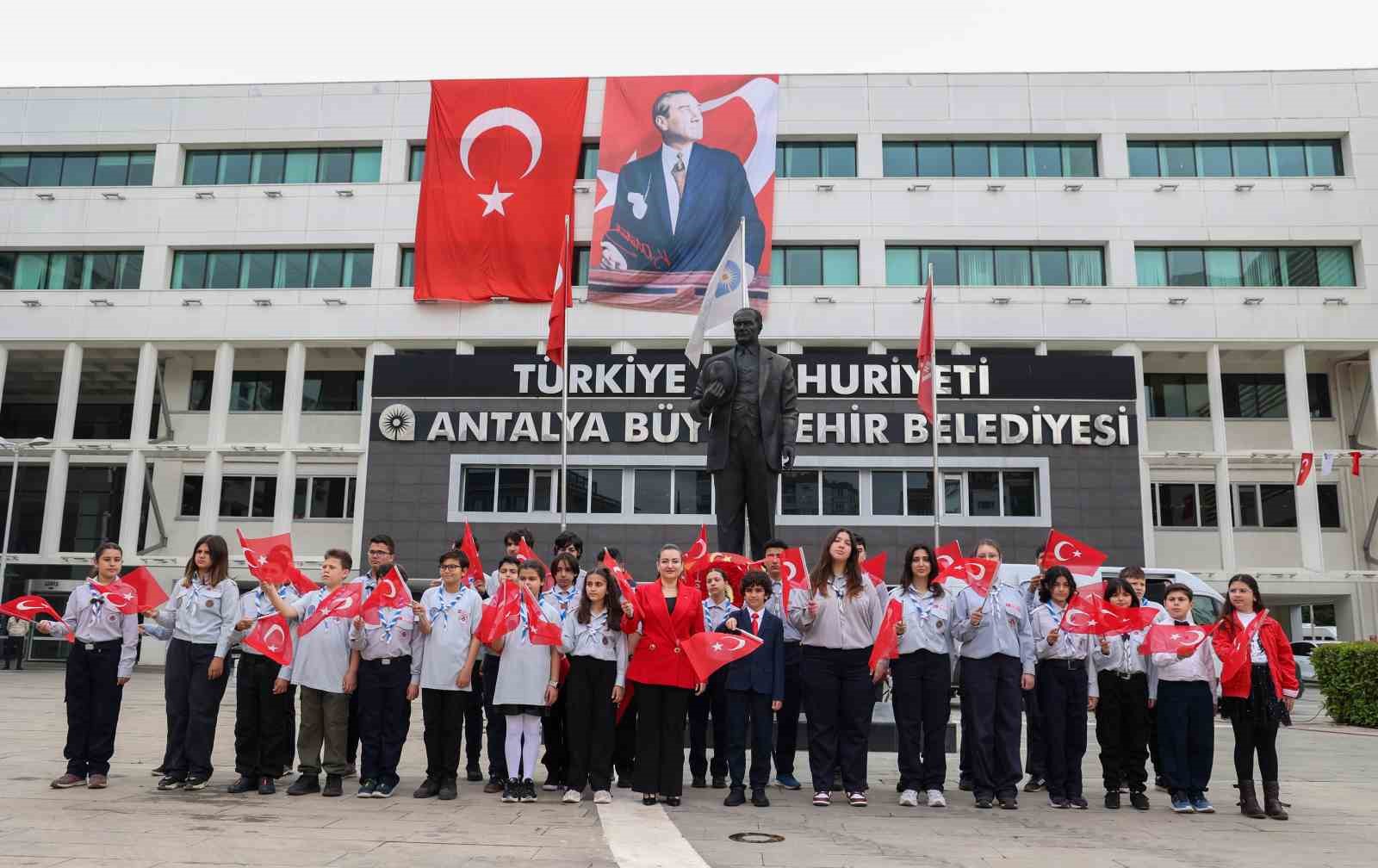 Başkan Vekili Özdemir, koltuğunu çocuk başkana devretti
