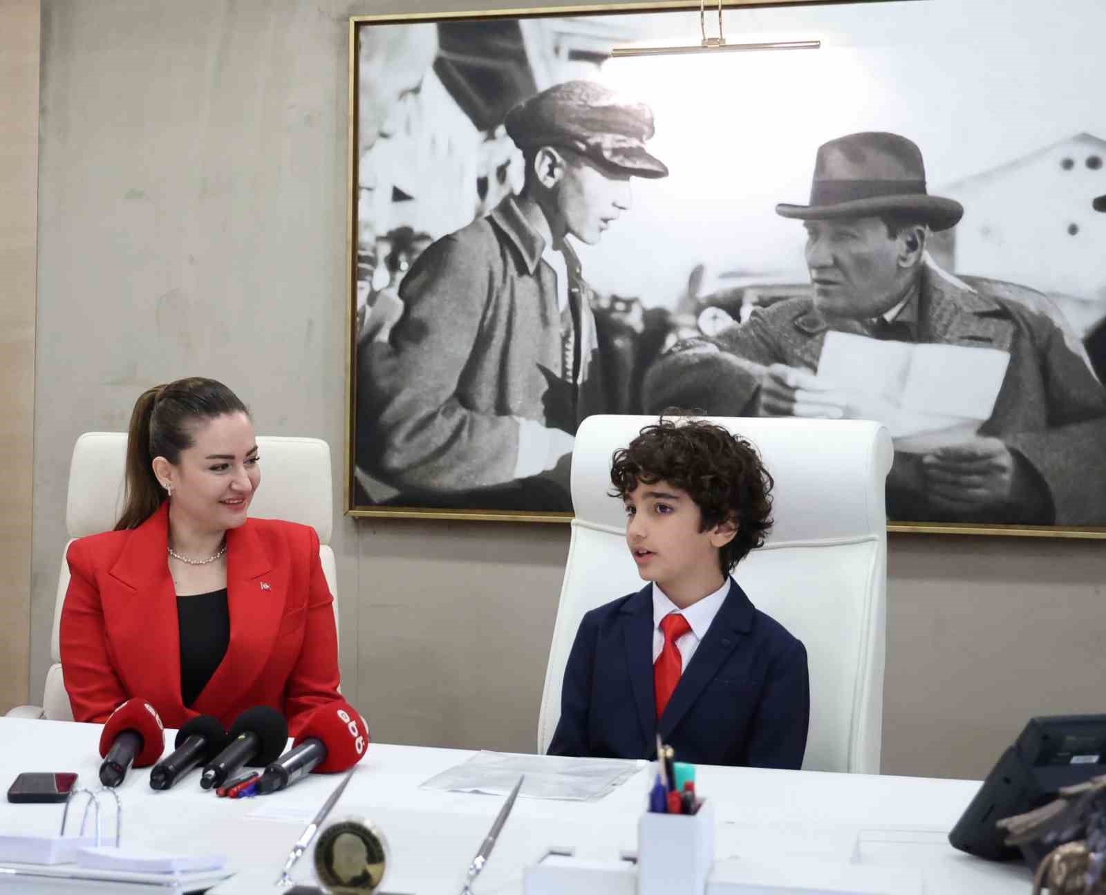 Başkan Vekili Özdemir, koltuğunu çocuk başkana devretti
