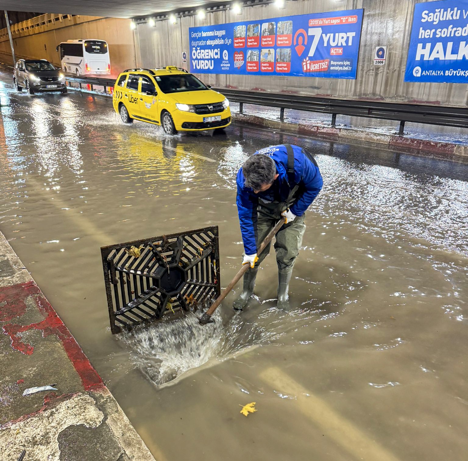 Başkan Vekili Özdemir: "Son 24 saatte metrekareye 200 mm yağış düştüğü tespit edildi"
