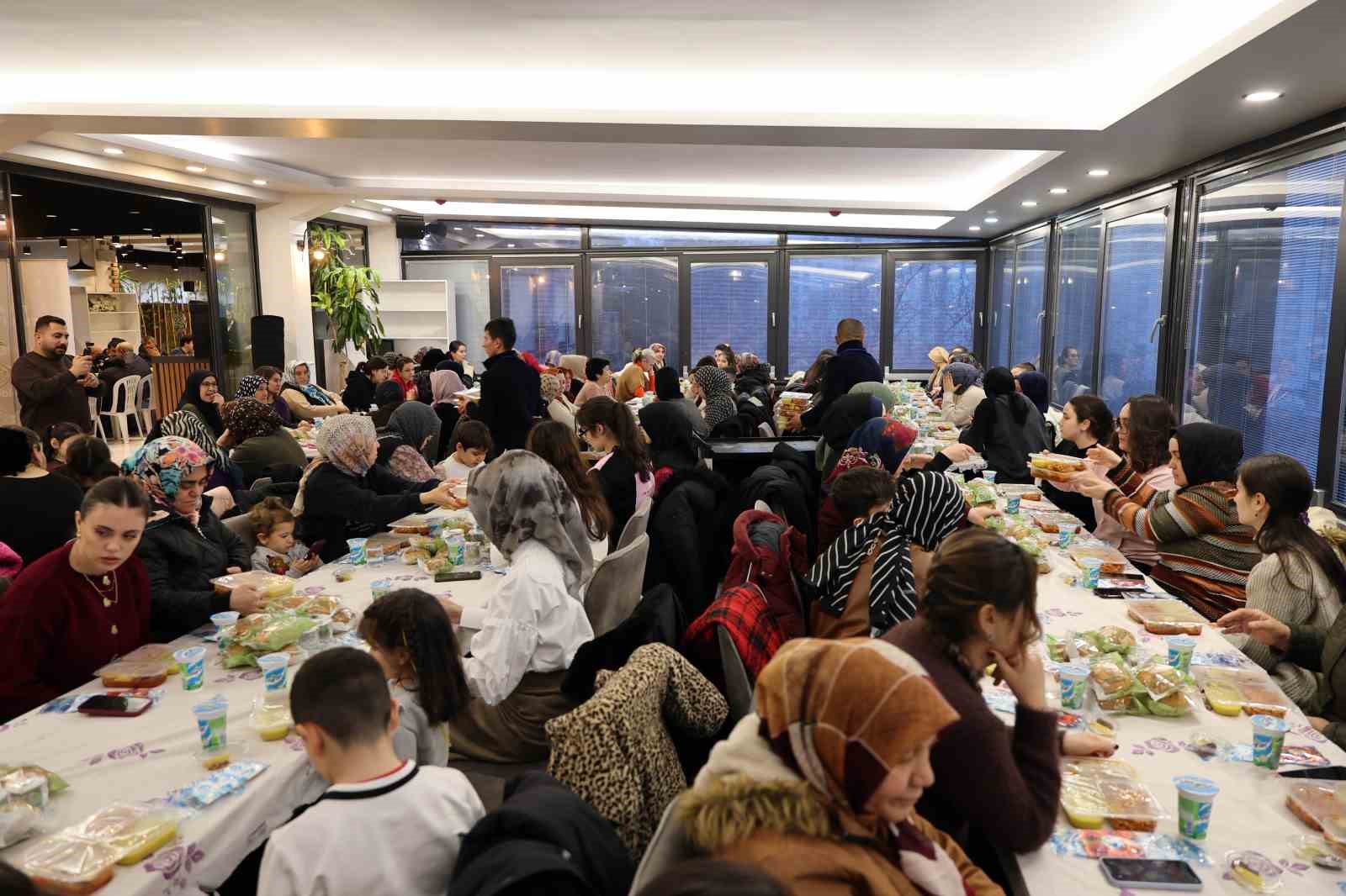 Başkan Yalçın gönül sofrasında vatandaşlarla iftar açtı
Başkan Yalçın gönül sofrasında vatandaşlarla iftar açtı